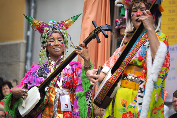 Rudolstadt Festival 2024: Schulplatz: Mitsune: Shiomi Kawaguchi + Youka Snell (Foto: Manuela Hahnebach)