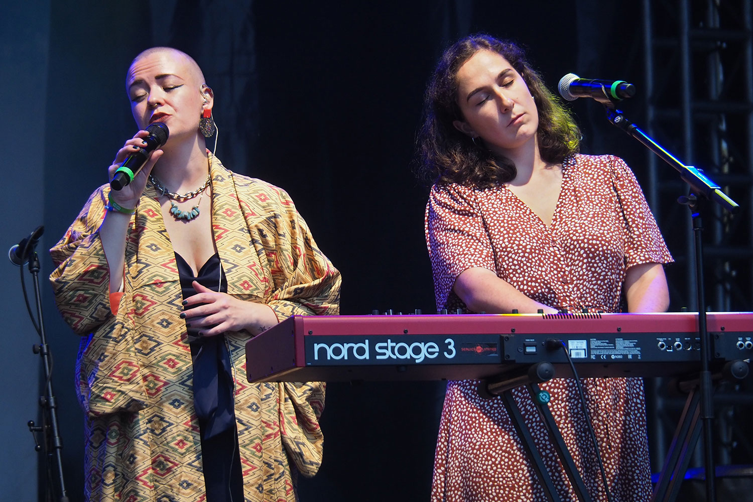 Rudolstadt Festival 2024: Große Bühne Heidecksburg: Emma Langford + Hannah Nic Gearailt (Foto: Manuela Hahnebach)