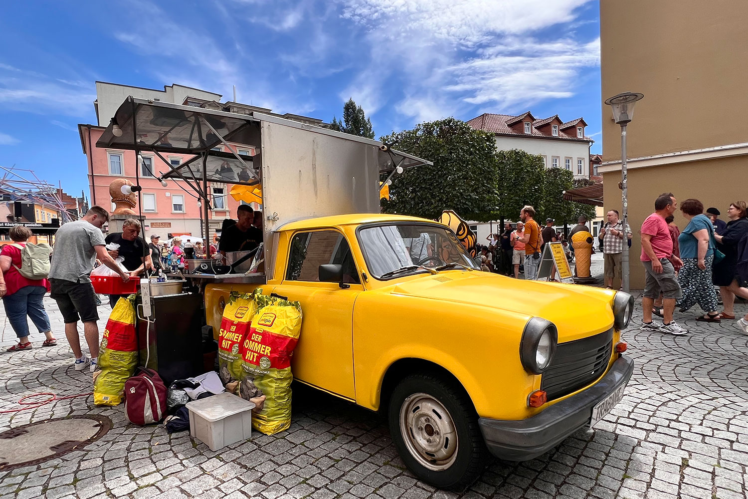 Rudolstadt Festival 2024: Grill-Trabant in der Innenstadt (Foto: Manuela Hahnebach)