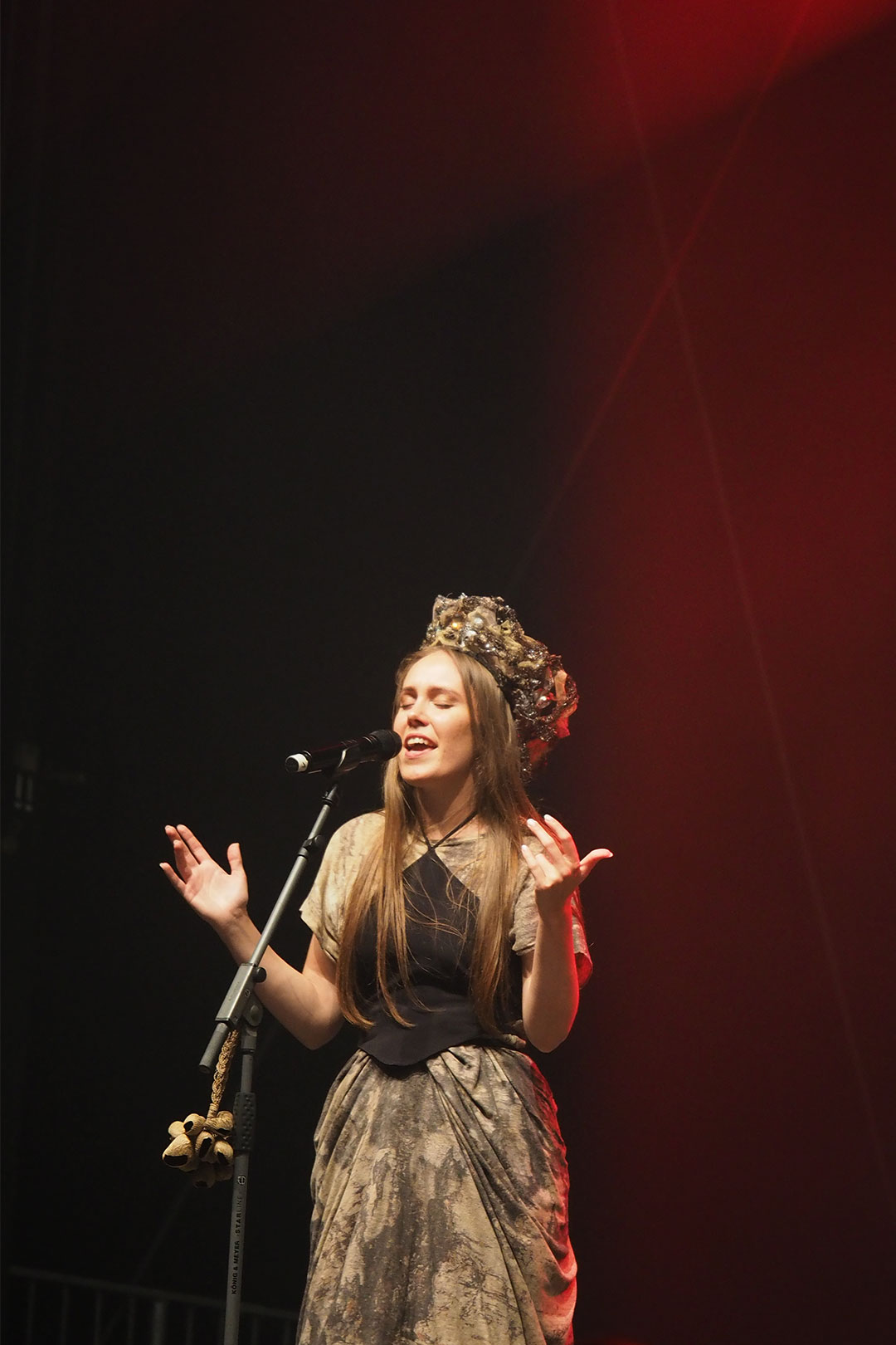 Rudolstadt Festival 2024: Große Bühne Marktplatz: Tautumeitas: Aurēlija Rancāne (Foto: Manuela Hahnebach)
