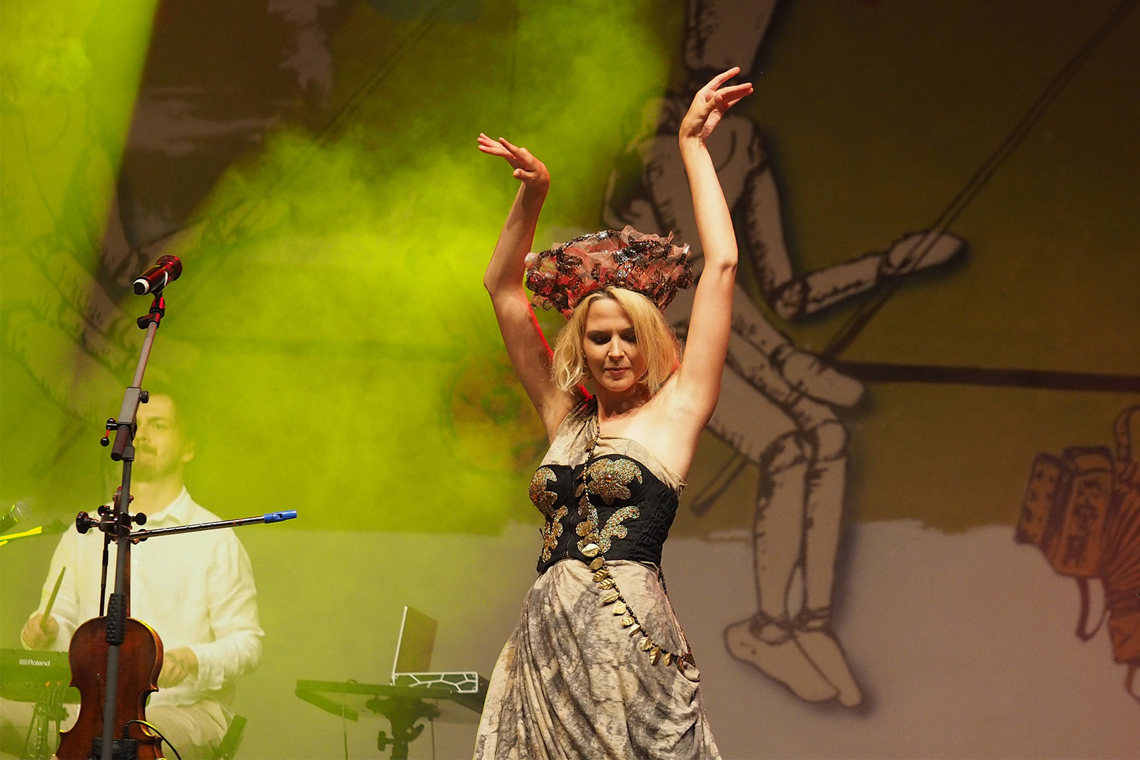 Rudolstadt Festival 2024: Große Bühne Marktplatz: Tautumeitas: Asnate Rancāne (Foto: Manuela Hahnebach)