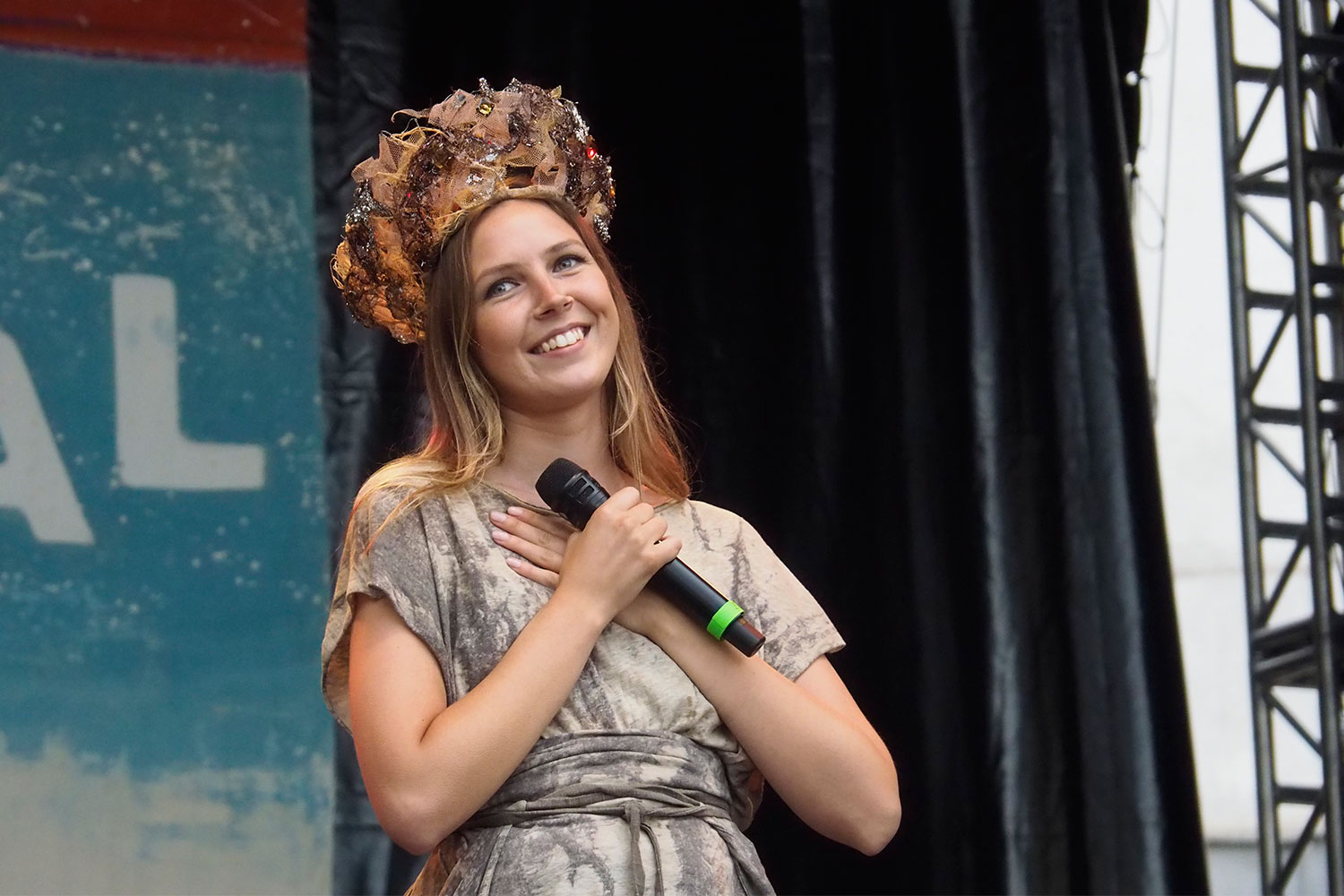 Rudolstadt Festival 2024: Große Bühne Heidecksburg: Tautumeitas: Aurēlija Rancāne (Foto: Andreas Kuhrt)