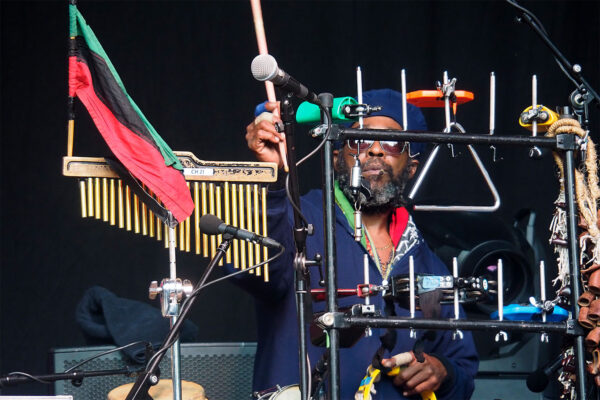 Rudolstadt Festival 2024: Julian Marley + The Uprising: Roobney "Speedy" Ligonde (Foto: Andreas Kuhrt)