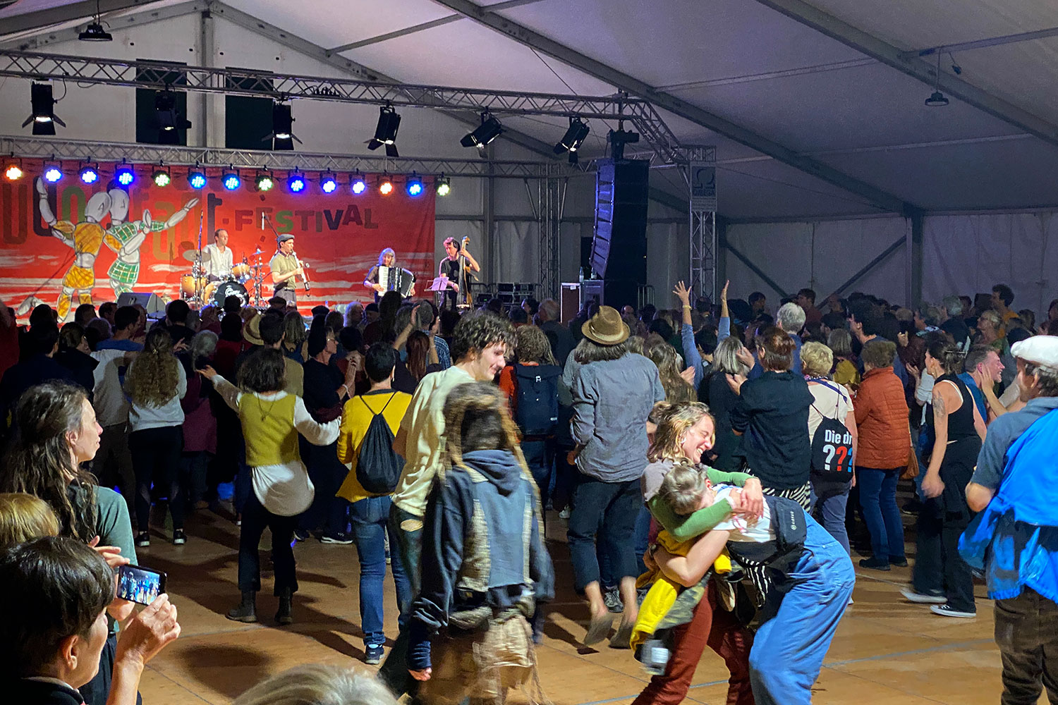 Rudolstadt Festival 2024: im Tanzzelt: You Shouldn't Know From It (Foto: Andreas Kuhrt)