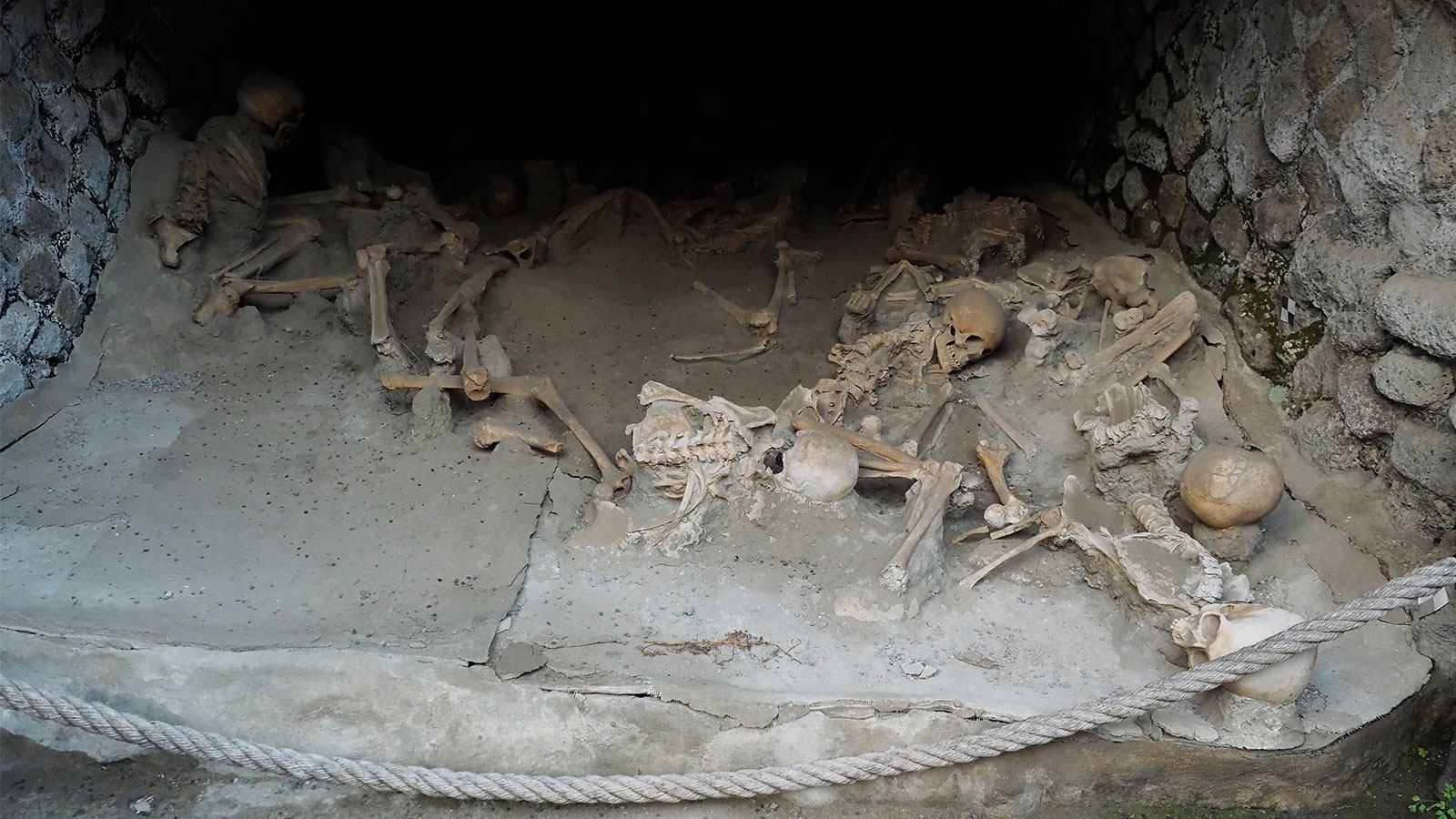 Italien 2025: Herculaneum: Skelette in den Bootshäusern (Foto: Andreas Kuhrt)