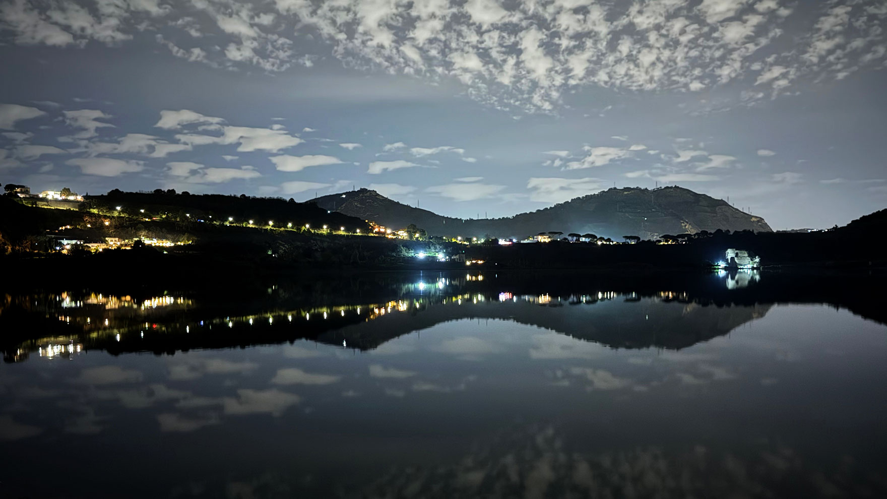 Italien 2025: Nachts am Lago d'Averno (Foto: Manuela Hahnebach)