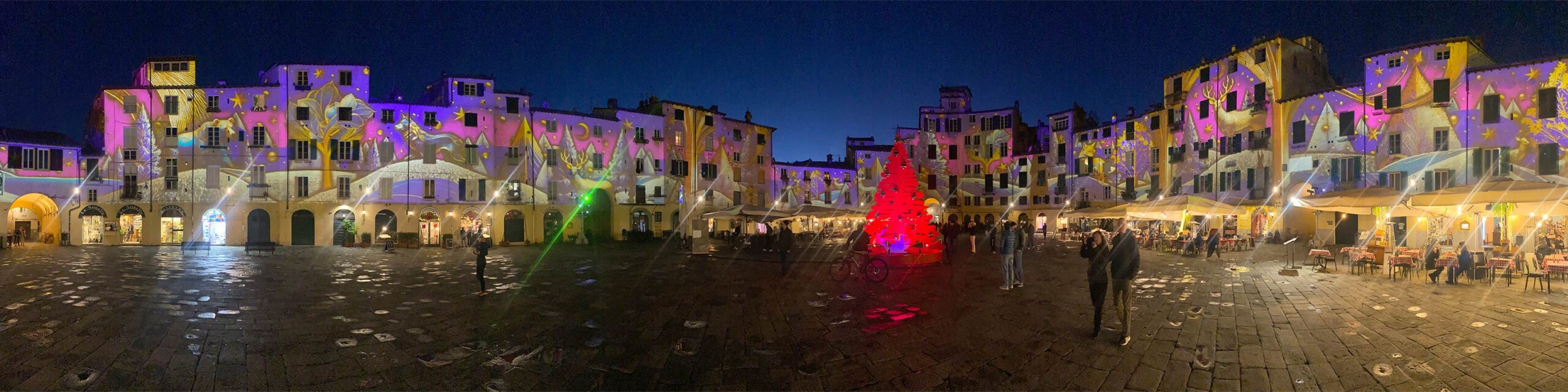 Italien 2025: Lucca: Stadtplatz Anfiteatro mit Weihnachtsbeleuchtung (Foto: Andreas Kuhrt)