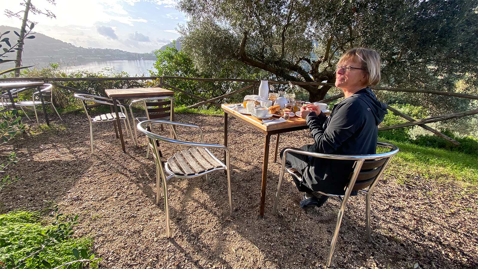 Italien 2025: Frühstück auf der Terrasse von Masseria Sardo (Foto: Andreas Kuhrt)