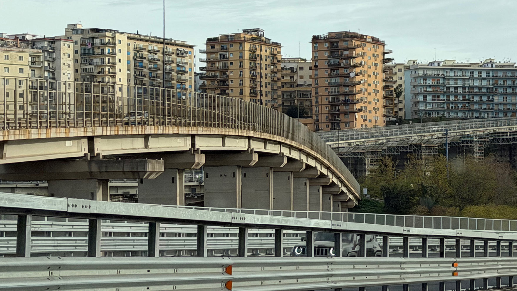 Italien 2025: Stadtautobahn in Neapel (Foto: Manuela Hahnebach)