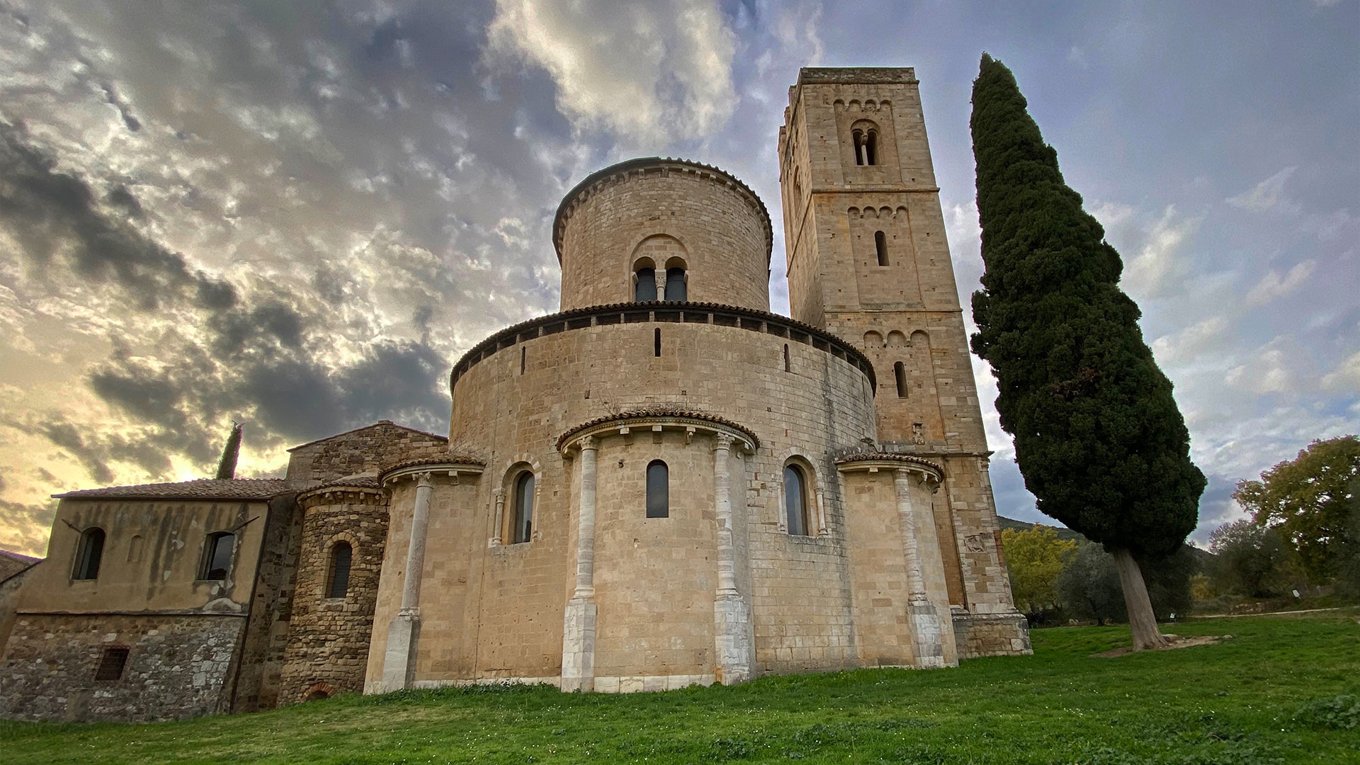 Italien 2025: Abtei Sant' Antimo: Ansicht der Apsis von Osten (Foto: Andreas Kuhrt)