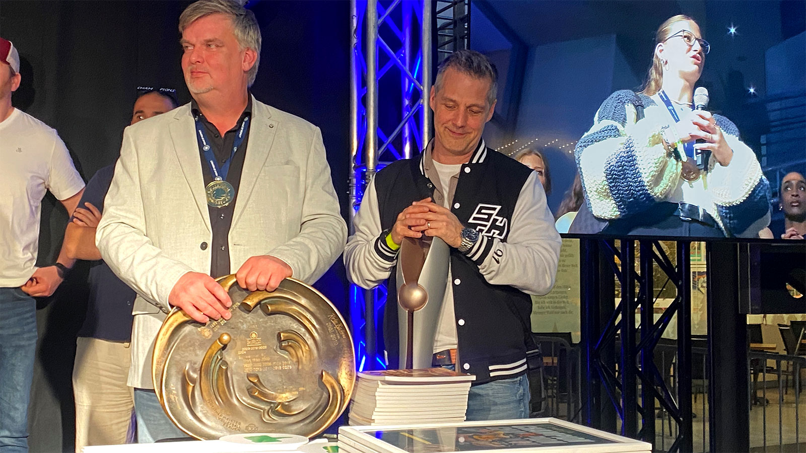Suhl, CCS Atrium: Saisonabschluss 2026 Volleyball Frauen-Team VfB Suhl Lotto Thüringen: Teammanager Jens Haferkorn mit Meisterschale + Cheftrainer László Hollósy mit DVV-Pokal (Foto: Andreas Kuhrt)