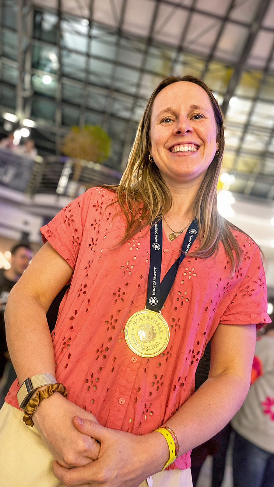 Suhl, CCS Atrium: Saisonabschluss 2026 Volleyball Frauen-Team VfB Suhl Lotto Thüringen: Lara Nagels (*1997, Ostende/Belgien, Zuspiel, #3) (Foto: Andreas Kuhrt, KI-Bildbearbeitung)