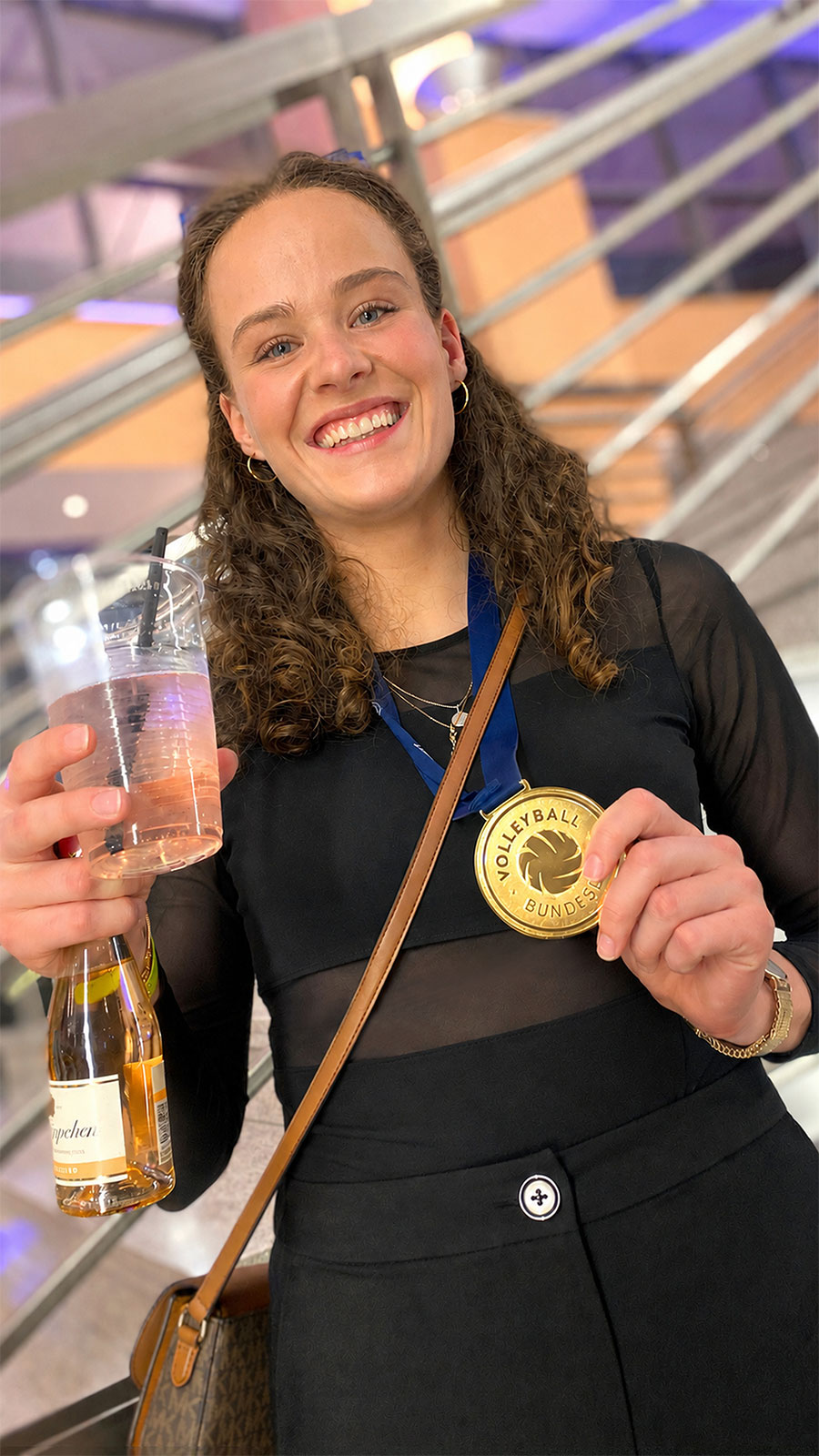 Suhl, CCS Atrium: Saisonabschluss 2026 Volleyball Frauen-Team VfB Suhl Lotto Thüringen: Laura Berger (*2002, Dresden/Sachsen, Mittelblock, #11) (Foto: Andreas Kuhrt, KI-Bildbearbeitung)