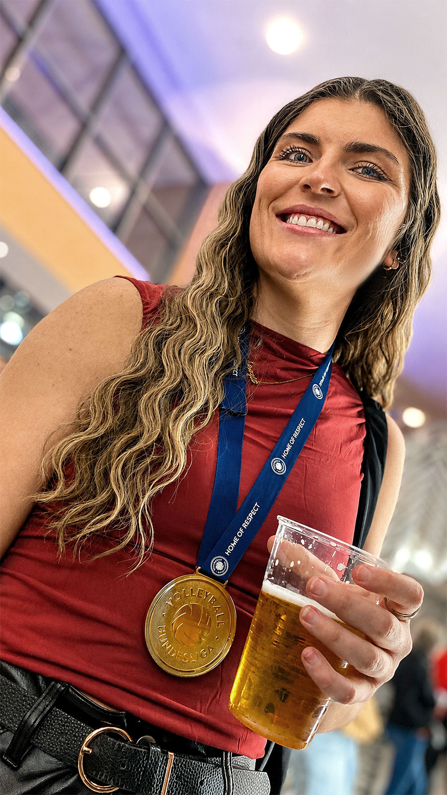 Suhl, CCS Atrium: Saisonabschluss 2026 Volleyball Frauen-Team VfB Suhl Lotto Thüringen: Mackenzie Foley (*2002, Sergeant Bluff/USA, Außenangriff, #8) (Foto: Andreas Kuhrt, KI-Bildbearbeitung)
