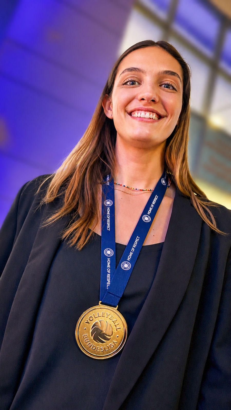 Suhl, CCS Atrium: Saisonabschluss 2026 Volleyball Frauen-Team VfB Suhl Lotto Thüringen: Irene Ramos Mencía (*2005, Majadahonda/Spanien, Zuspiel, #2) (Foto: Andreas Kuhrt, KI-Bildbearbeitung)