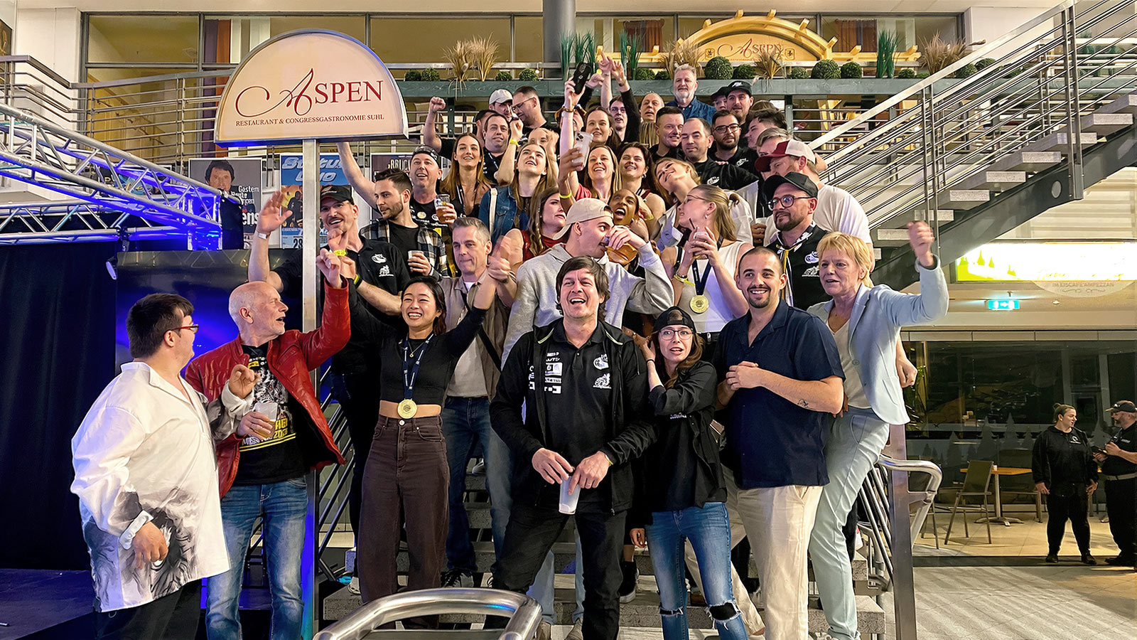 Suhl, CCS Atrium: Saisonabschluss 2026 Volleyball Frauen-Team VfB Suhl Lotto Thüringen: Fanclub alwaySUHLtras (Foto: Andreas Kuhrt, KI-Bildbearbeitung)