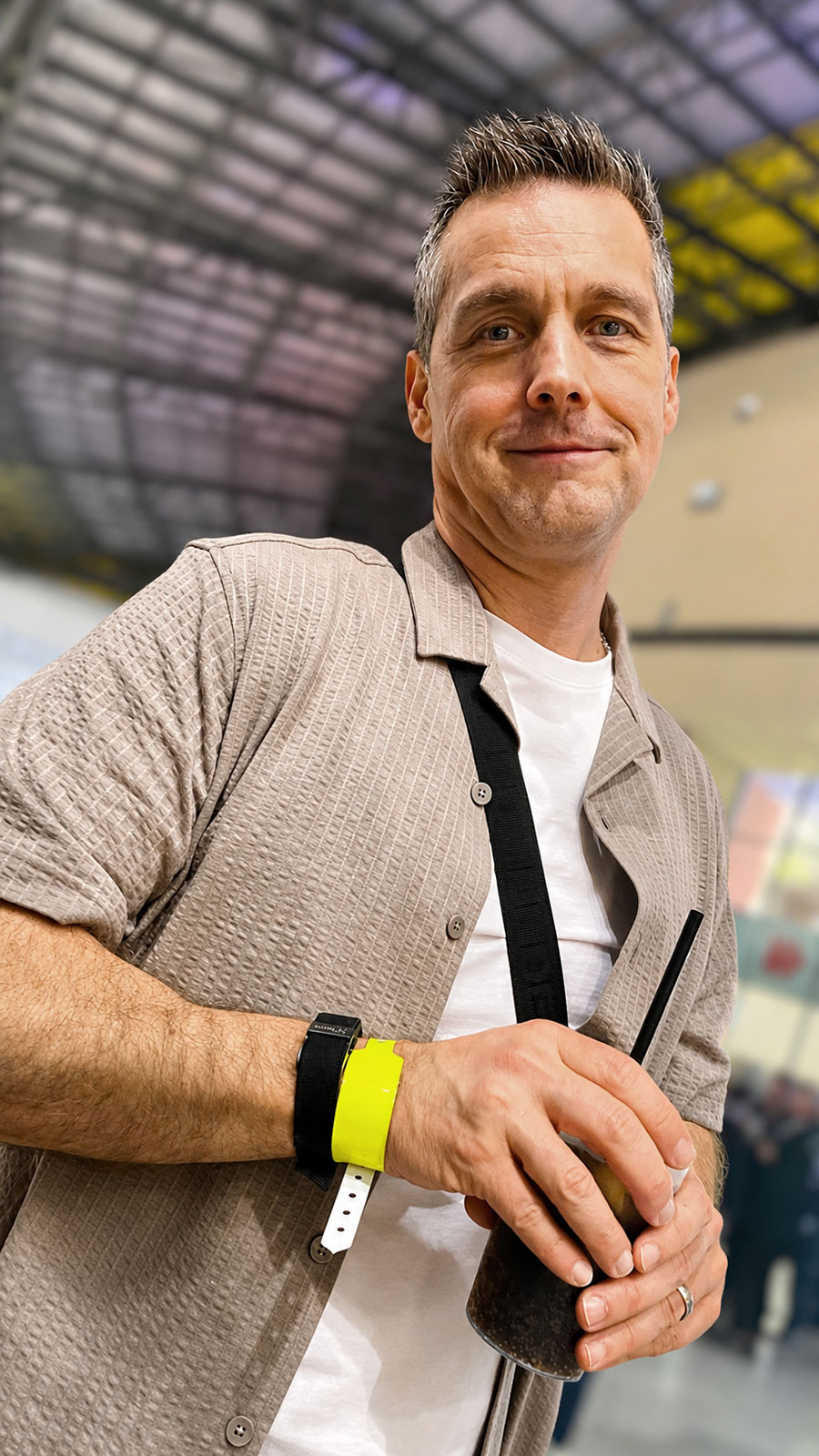 Suhl, CCS Atrium: Saisonabschluss 2026 Volleyball Frauen-Team VfB Suhl Lotto Thüringen: László Hollósy (*1976, Budapest/Ungarn, Cheftrainer) (Foto: Andreas Kuhrt, KI-Bildbearbeitung)