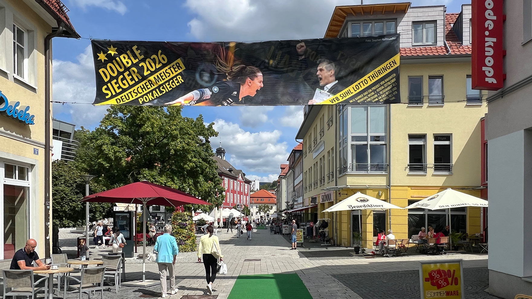 Banner "Doublesieger 2026 - VfB Suhl LOTTO Thüringen" im Steinweg Suhl (Foto: AK, 19.08.2026)