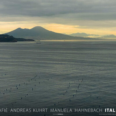 Fotokalender 2026: Italien: Blick vom Kap Miseno über den Golf von Neapel zum Vesuv (Foto: Andreas Kuhrt)