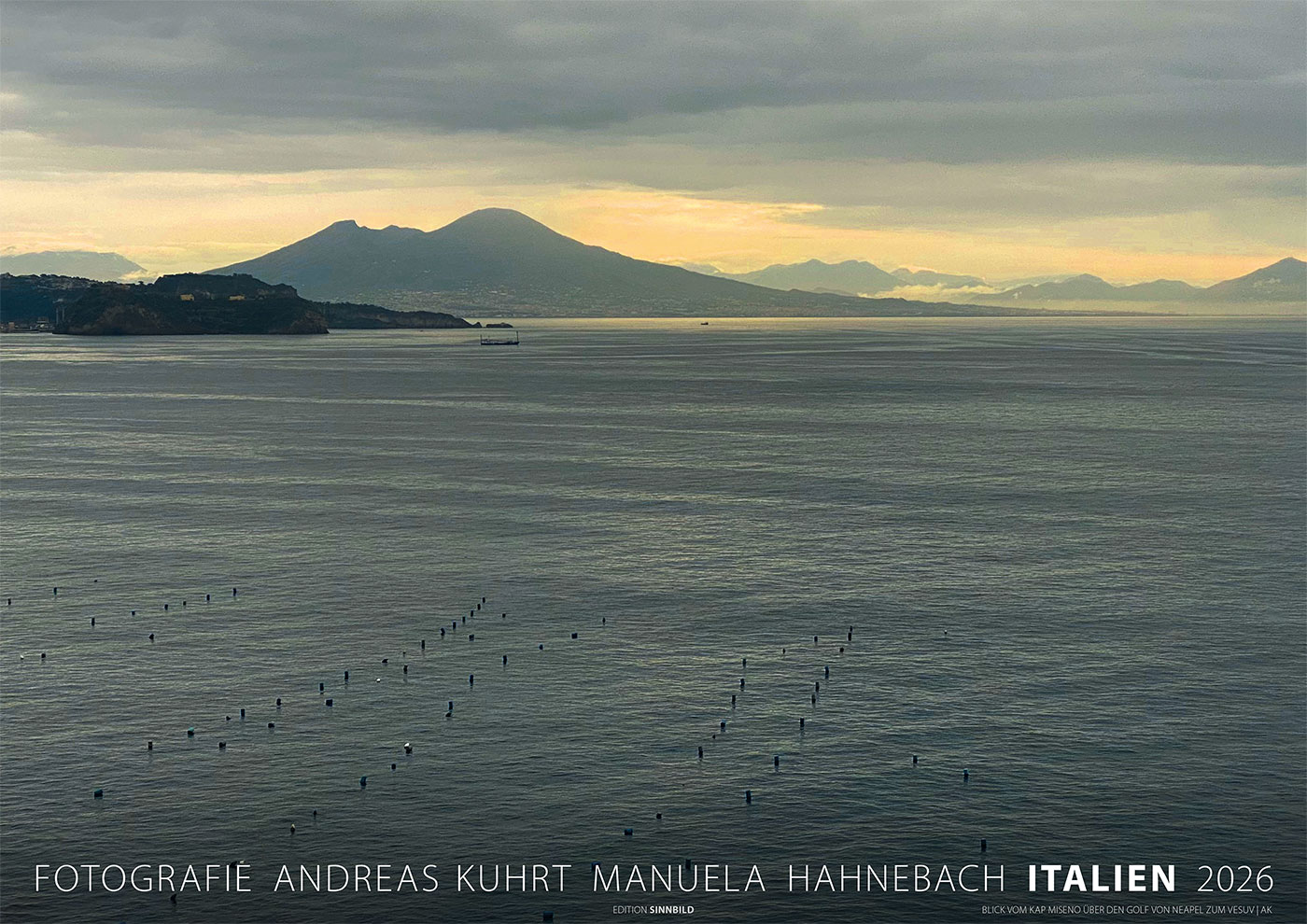 Fotokalender 2026: Italien: Blick vom Kap Miseno über den Golf von Neapel zum Vesuv (Foto: Andreas Kuhrt)