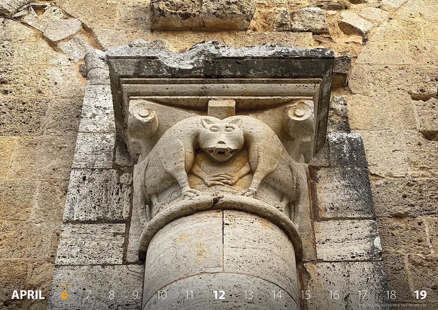 Fotokalender 2026: Italien: Säulenkapitel an der Abtei Sant' Antimo (Foto: Andreas Kuhrt)