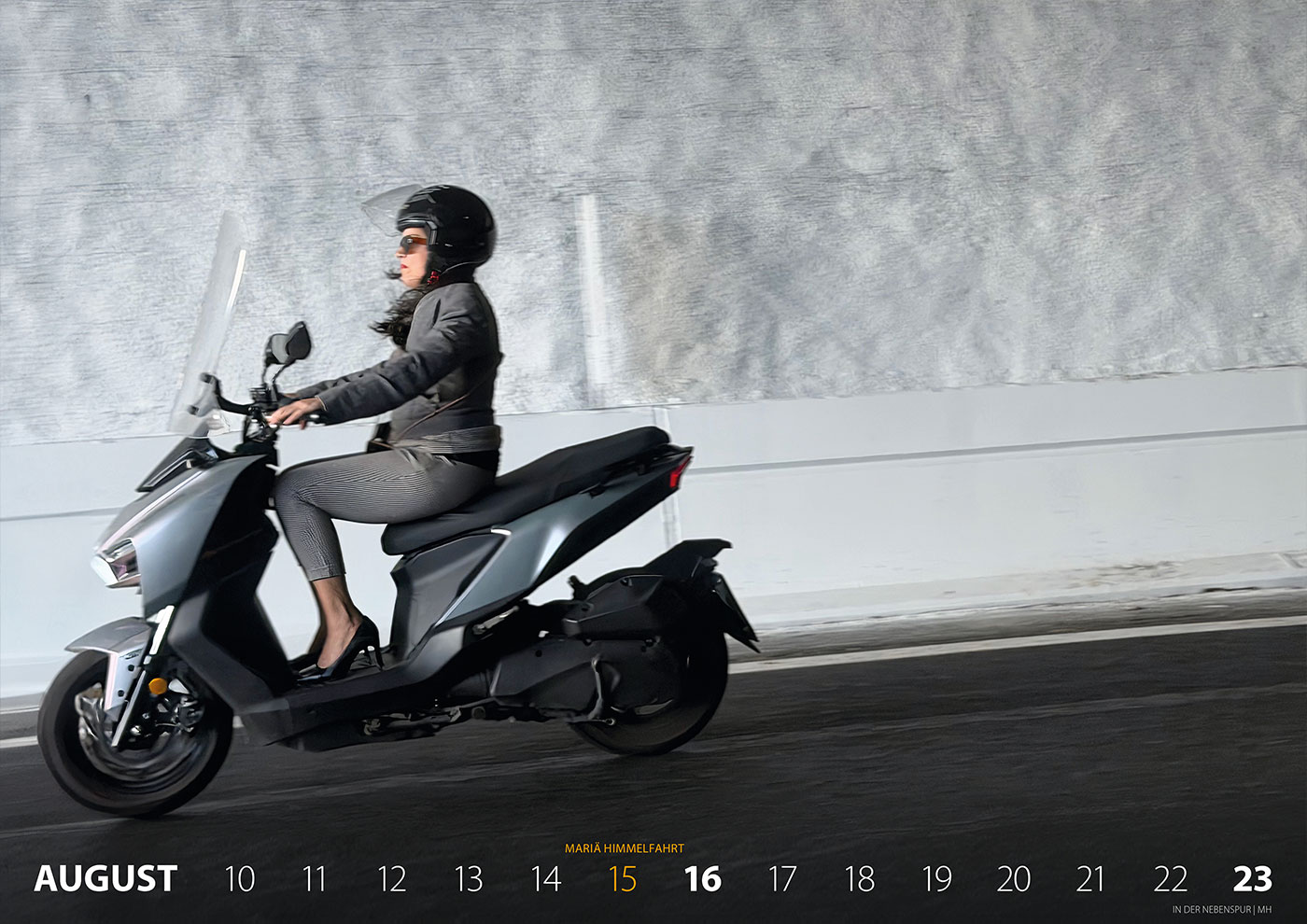 Fotokalender 2026: Italien: Rollerfahrerin in der Nebenspur (Foto: Manuela Hahnebach)