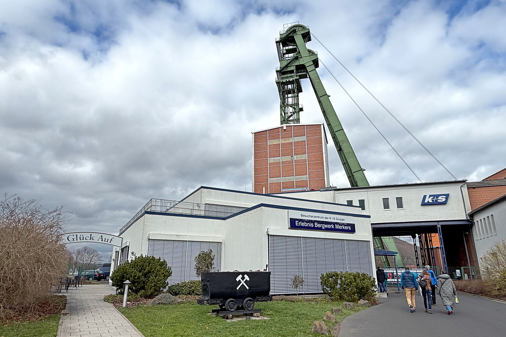 Erlebnis Bergwerk Merkers 2026: Besucherzentrum mit Förderturm (Foto: Manuela Hahnebach)