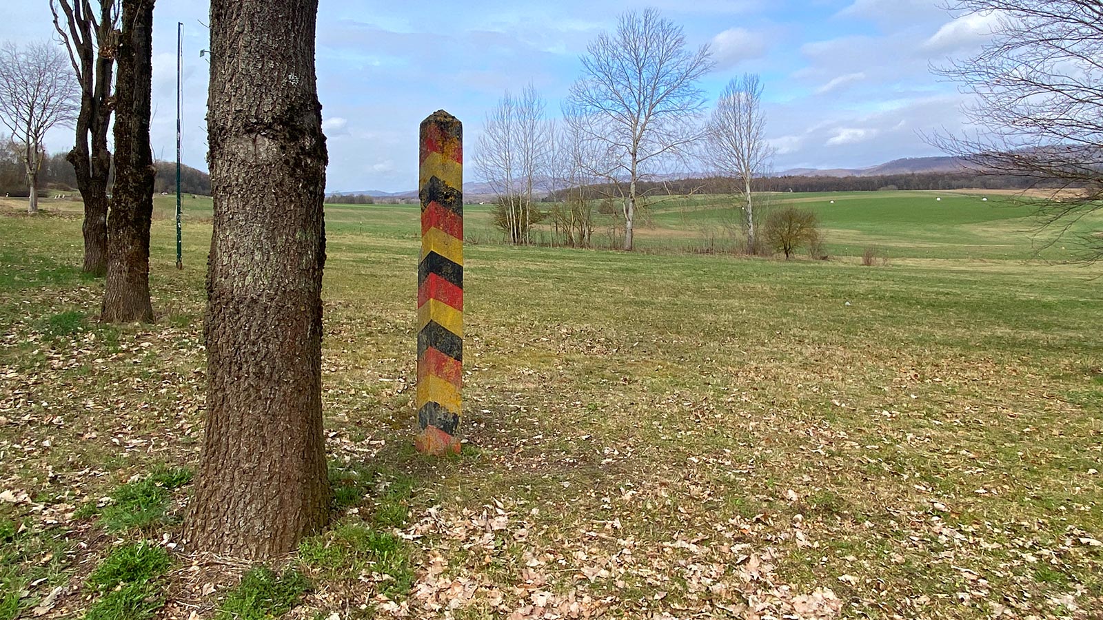 Osterwanderung Grünes Band 2026: Harz: DDR-Grenzpfahl an der ehemaligen Grenze zwischen Walkenried und Ellrich (Foto: Andreas Kuhrt)