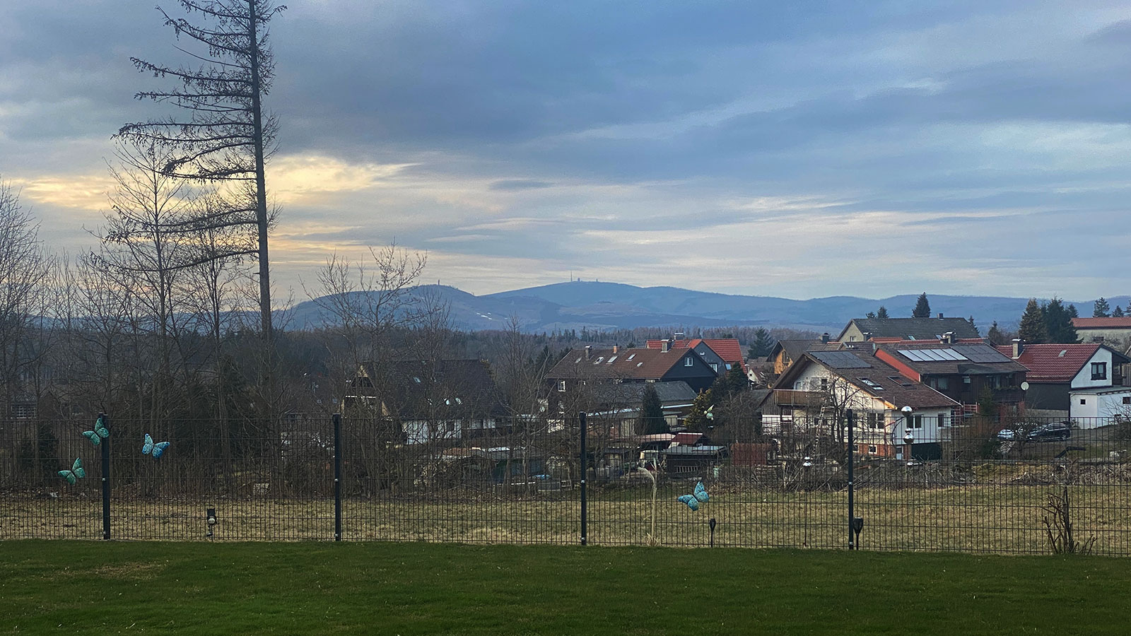 Osterwanderung Grünes Band 2026: Harz: Hohegeiß: Brockenblick vom Landhaus Bei Wolfgang (Foto: Andreas Kuhrt)