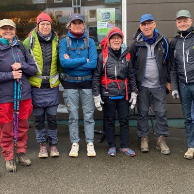 Osterwanderung Grünes Band 2026: Harz: Hohegeiß: Thüringer Wandergruppe vor Mikes Fewo (Foto: Schnucki)