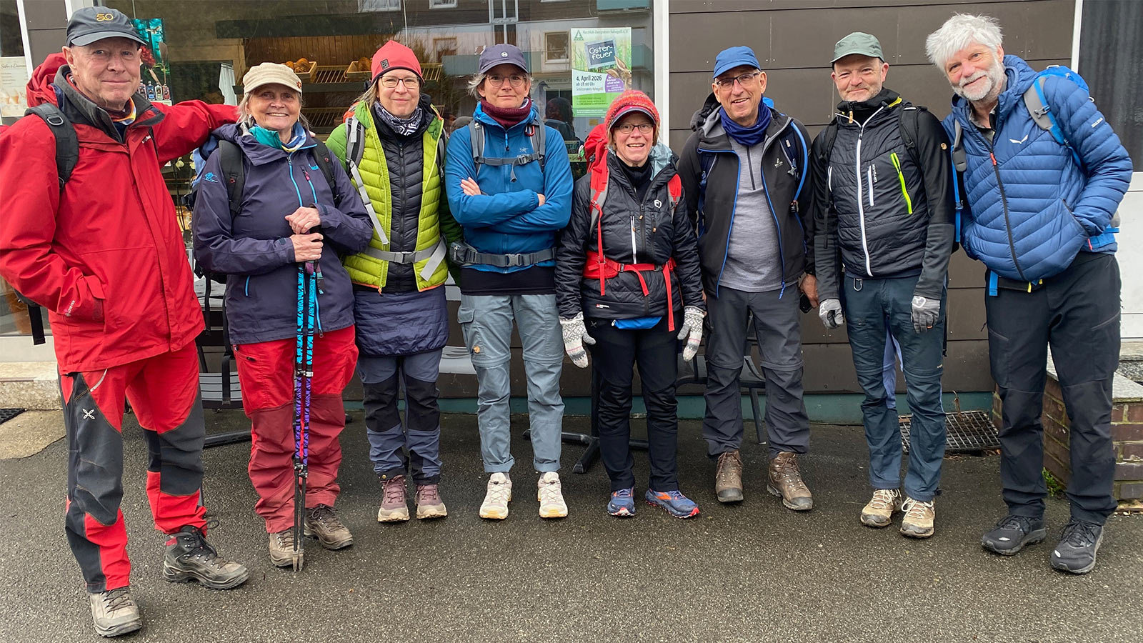 Osterwanderung Grünes Band 2026: Harz: Hohegeiß: Thüringer Wandergruppe vor Mikes Fewo (Foto: Schnucki)