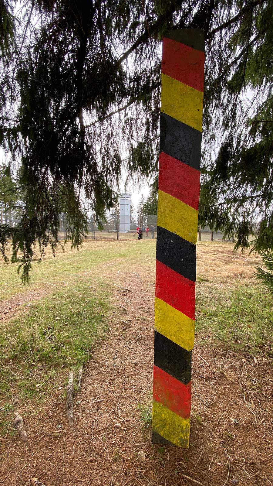 Osterwanderung Grünes Band 2026: Harz: DDR-Grenzpfahl am Grenzmuseum Sorge (Foto: Andreas Kuhrt)