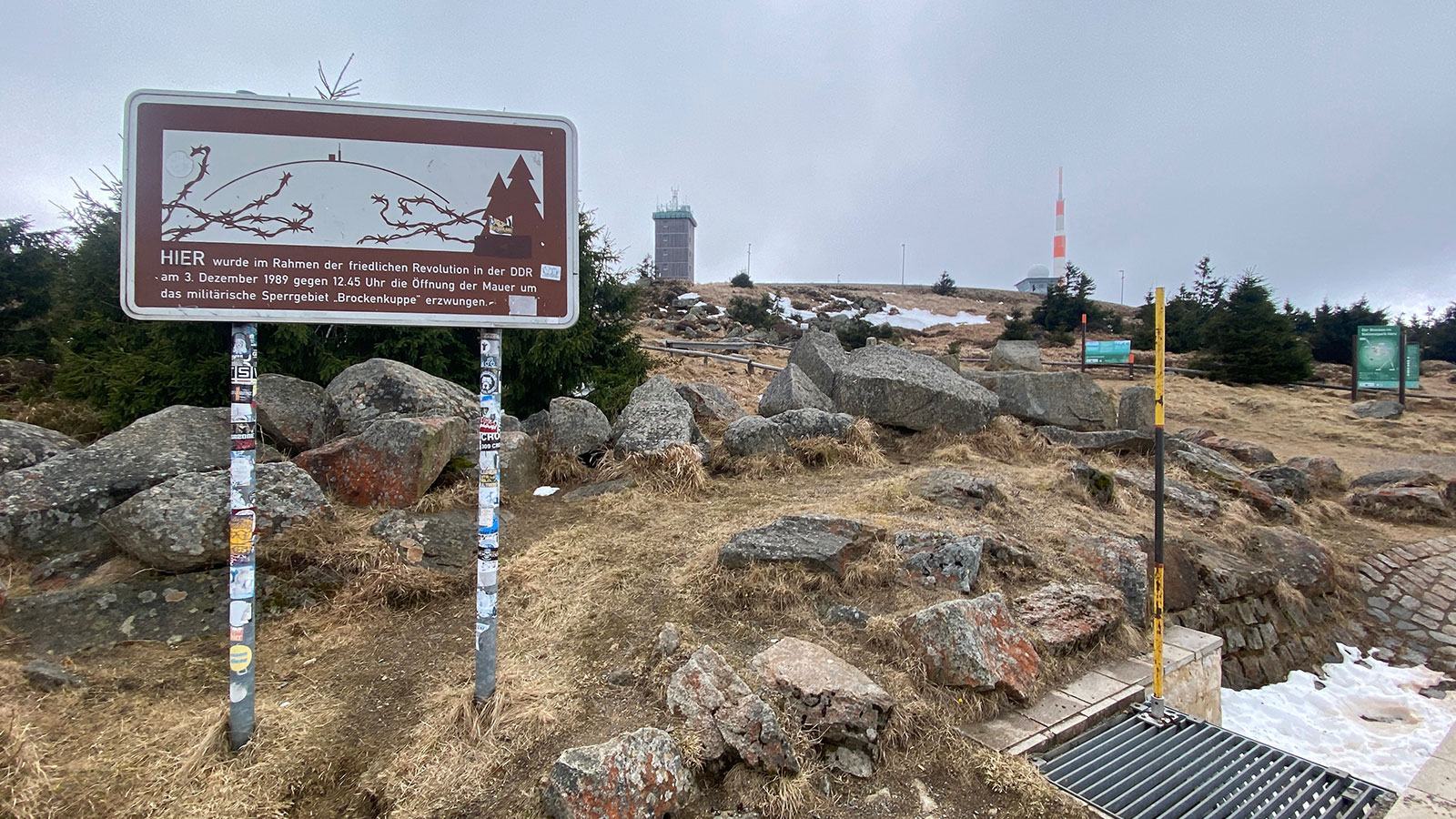 Osterwanderung Grünes Band 2026: Harz: Aufstieg zum Brocken: Erinnerungstafel zur Brocken-Sperrgebiets-Öffnung am 03.12.1989 (Foto: Andreas Kuhrt)