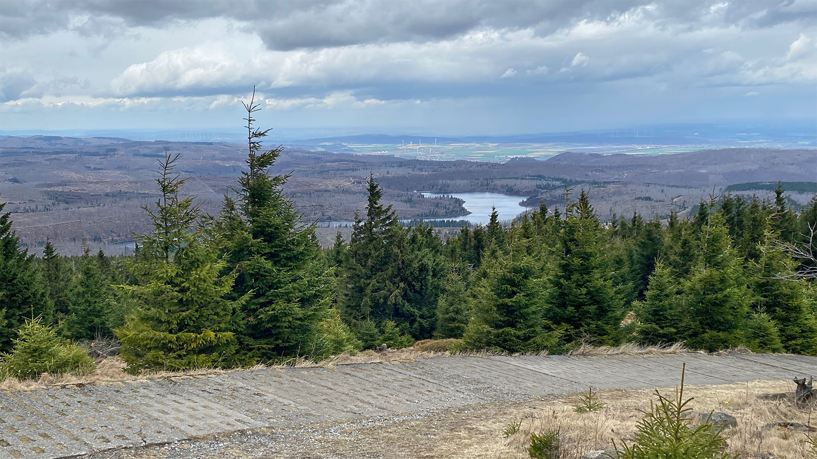 Osterwanderung Grünes Band 2026: Harz: Blick zum Eckerstausee und nördliches Harzvorland bei Bad Harzburg (Foto: Andreas Kuhrt)