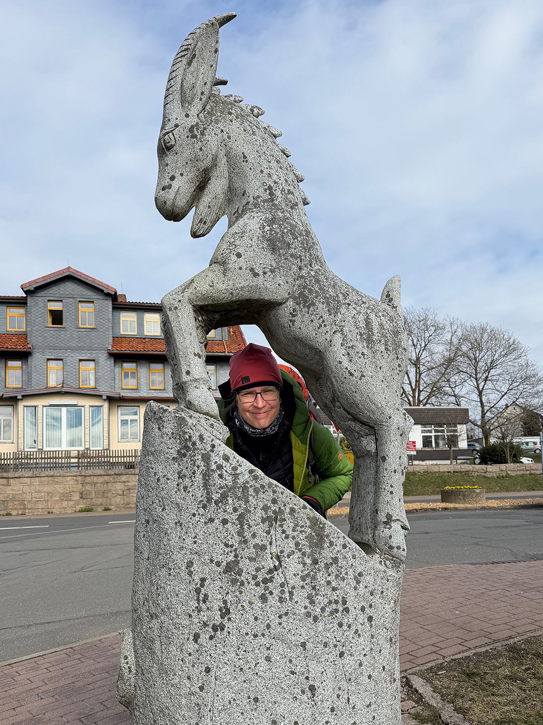 Osterwanderung Grünes Band 2026: Harz: Hohegeiß: Geißbock-Skulptur als Wappentier (Foto: Manuela Hahnebach)