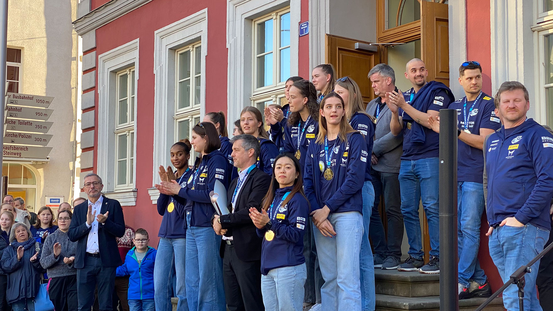 Suhl, Altes Rathaus, 02.03.2026: Empfang der Bundesliga-Volleyballerinnen VfB Suhl Lotto Thüringen: Pokalsiegerinnen 2026 (Foto: Andreas Kuhrt)