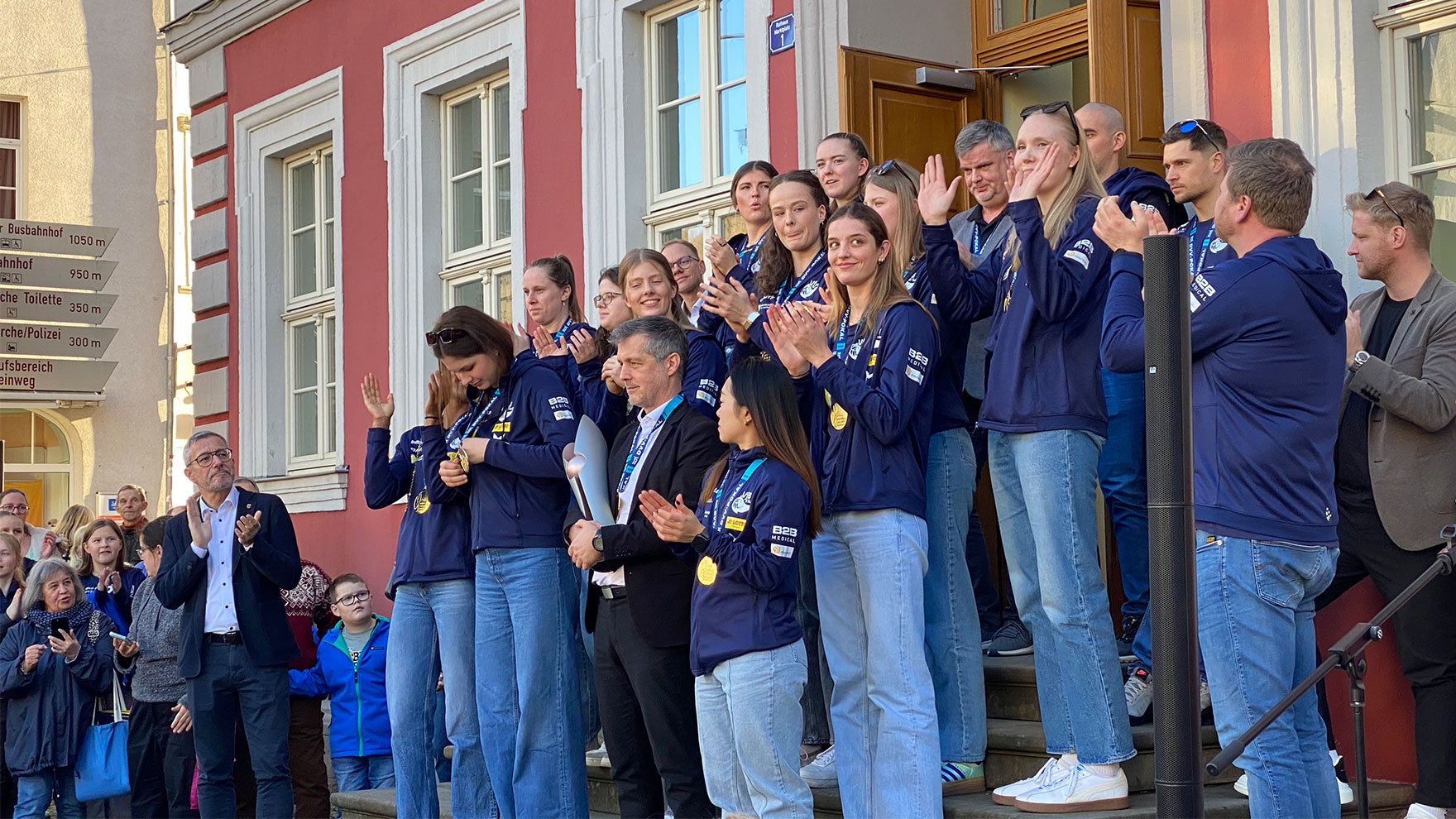 Suhl, Altes Rathaus, 02.03.2026: Empfang der Bundesliga-Volleyballerinnen VfB Suhl Lotto Thüringen: Pokalsiegerinnen 2026 (Foto: Andreas Kuhrt)
