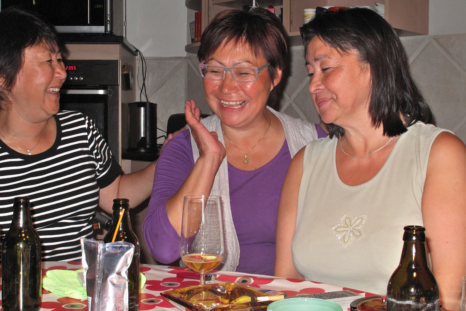 3 Grönländerinnen . Uummannaq . Grönland . 2009 (Foto: Andreas Kuhrt)