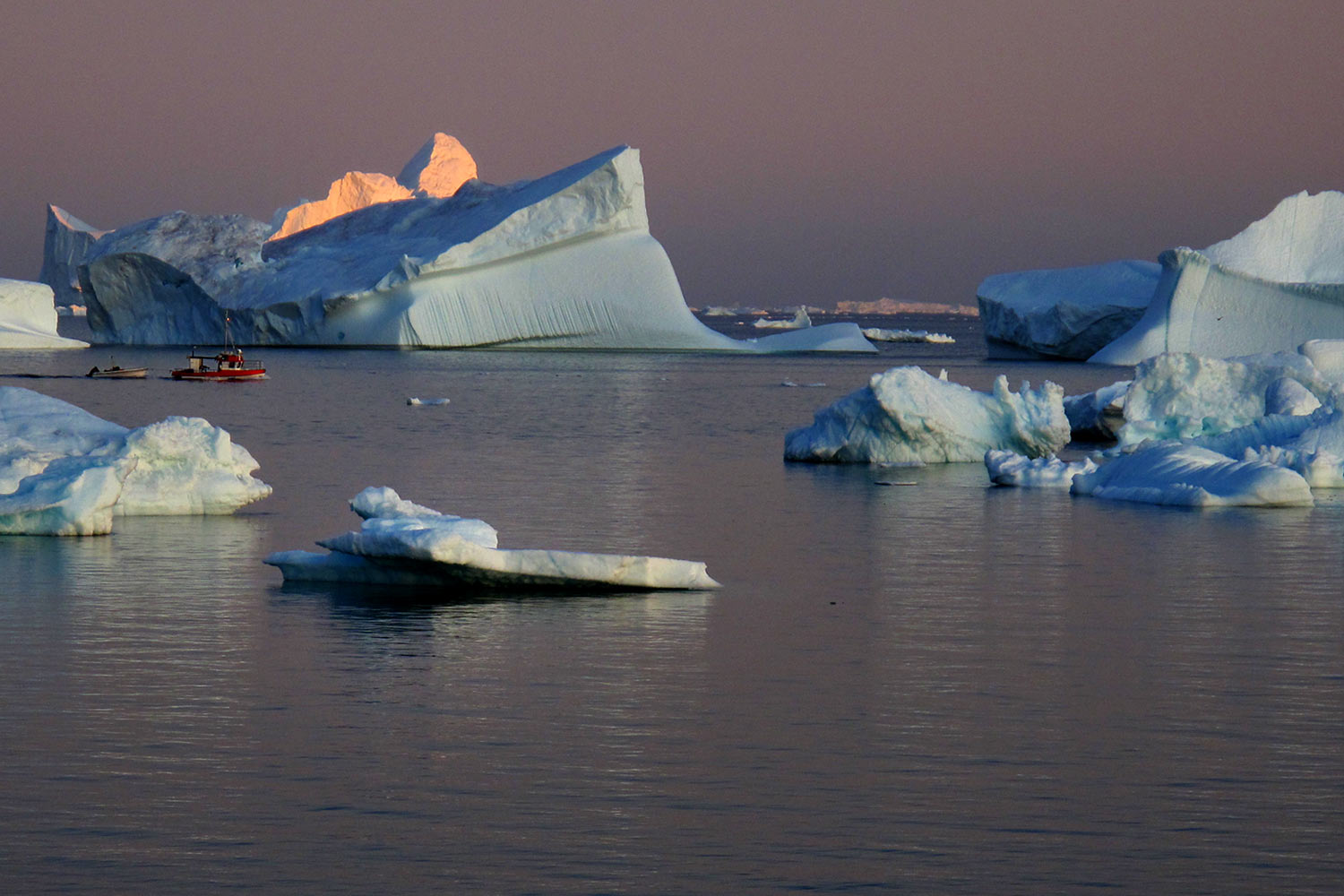 Boot im Eismeer . Saqqaq . Nuussuaq . Grönland . 2009 (Foto: Manuela Hahnebach)