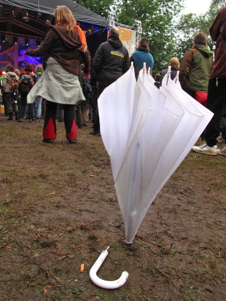 Regenschirm . Heinepark . TFF . Rudolstadt . 2011 (Foto: Andreas Kuhrt)