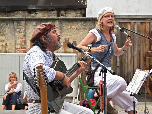 Swantje & Carlos Justiniano (Aachen) . Straßenmusik . TFF . Rudolstadt . 2012 (Foto: Andreas Kuhrt)