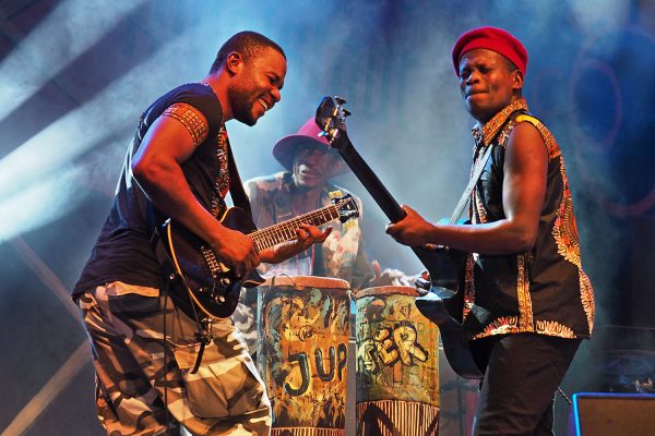 Jupiter & Okwess: Richard Kabamga Kasonga & Yende Balamba Bongongo . Rudolstadt-Festival 2017 (Foto: Manuela Hahnebach)