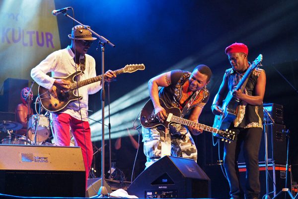 Jupiter & Okwess: Eric Malu-Malu-Muginda, Richard Kabamga Kasonga & Yende Balamba Bongongo . Rudolstadt-Festival 2017 (Foto: Manuela Hahnebach)