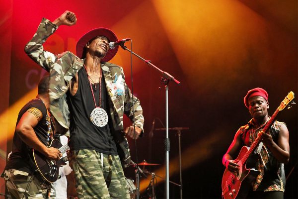 Jupiter & Okwess: Jupiter Bokondji & Yende Balamba Bongongo . Rudolstadt-Festival 2017 (Foto: Manuela Hahnebach)