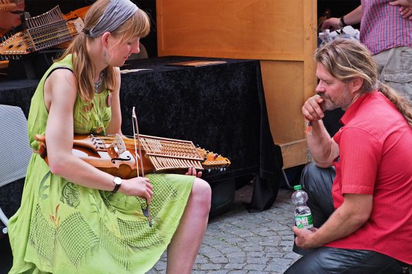 Musikinstrumente Mangelgasse: Nyckelharpabau Amrey-Lena Schaffeld . Rudolstadt-Festival 2017 (Foto: Manuela Hahnebach)