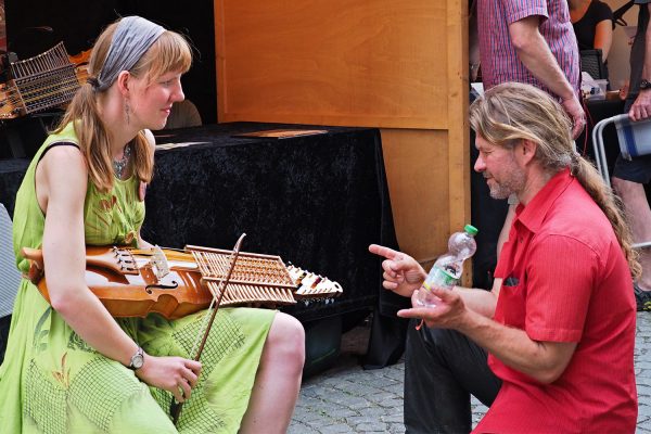 Musikinstrumente Mangelgasse: Nyckelharpabau Amrey-Lena Schaffeld . Rudolstadt-Festival 2017 (Foto: Manuela Hahnebach)