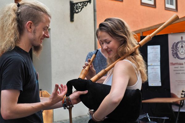 Musikinstrumente Mangelgasse: Dudelsack-Probe (Bodo Schulz Dudelsackbau) . Rudolstadt-Festival 2017 (Foto: Manuela Hahnebach)