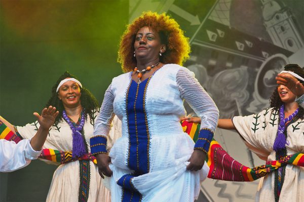 Krar Collective: Genet Asefa & Tänzerinnen . Rudolstadt-Festival 2017 (Foto: Manuela Hahnebach)