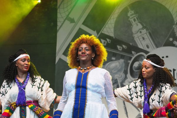 Krar Collective: Genet Asefa & Tänzerinnen . Rudolstadt-Festival 2017 (Foto: Manuela Hahnebach)