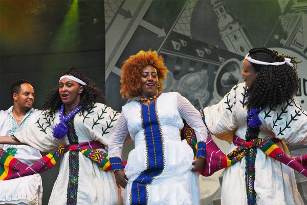 Krar Collective: Genet Asefa & Tänzerinnen . Rudolstadt-Festival 2017 (Foto: Manuela Hahnebach)